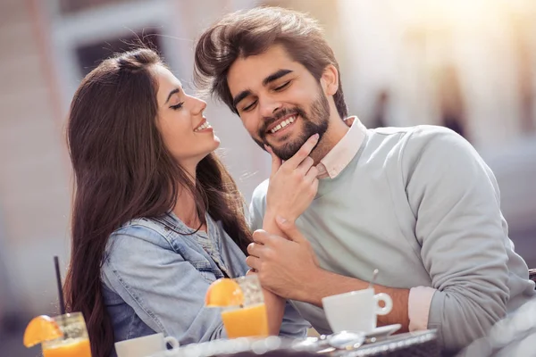 Hermosa Pareja Tomando Café Una Cita Divirtiéndose Juntos — Foto de Stock