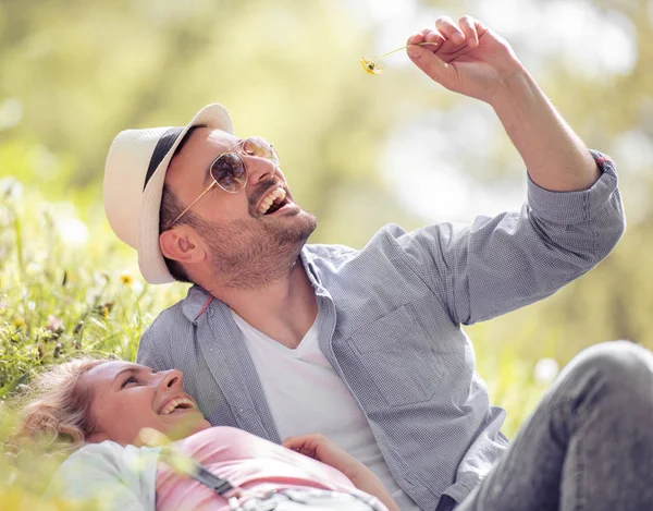 Pareja Feliz Enamorada Divirtiéndose Disfrutando Del Hermoso Día Soleado Park — Foto de Stock