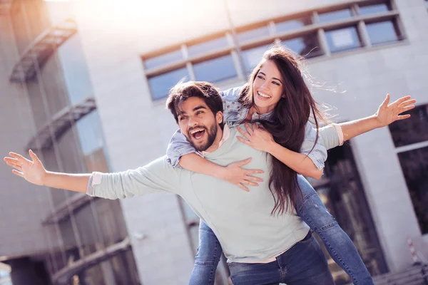 Feliz Joven Pareja Divirtiéndose Aire Libre Sonriendo — Foto de Stock