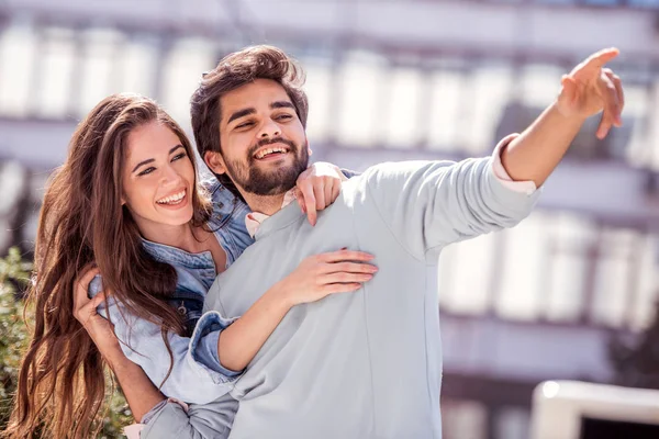 Feliz Joven Pareja Divirtiéndose Aire Libre Sonriendo — Foto de Stock