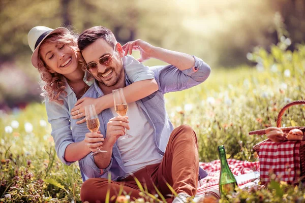 Mutlu Çift Birbirlerine Gülümseyen Güneşli Bir Günde Bir Piknik Üzerinde — Stok fotoğraf