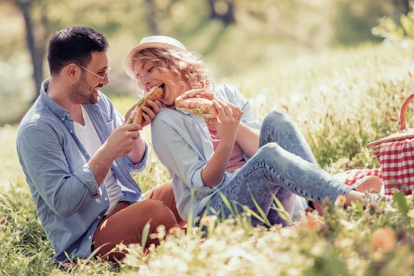 Šťastný Pár Piknik Usmívají Sebe Slunečného Dne Lidé Lásku Štěstí — Stock fotografie