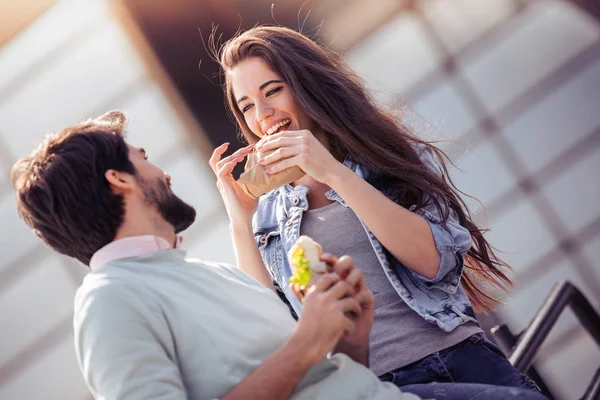 Couple Prenant Petit Déjeuner Extérieur Manger Sandwich Happy Moments Ensemble — Photo