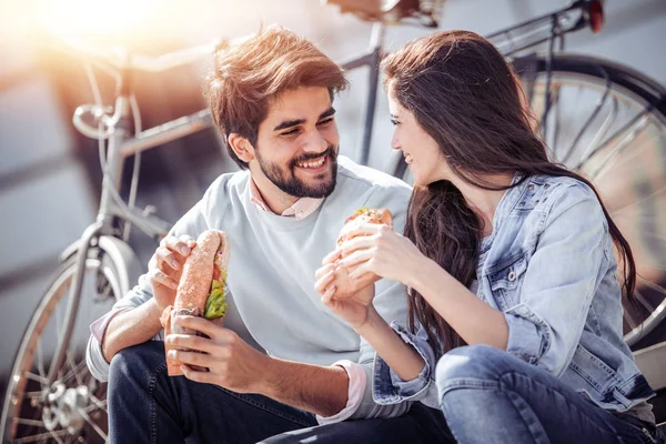 Couple Prenant Petit Déjeuner Extérieur Manger Sandwich Happy Moments Ensemble — Photo