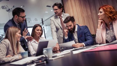 Grup fikirleri tartışmak ve iş birlikte ofis planlama iş adamları.