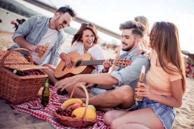 Arkadaşlar eğlenmeye plajda güneşli bir günde