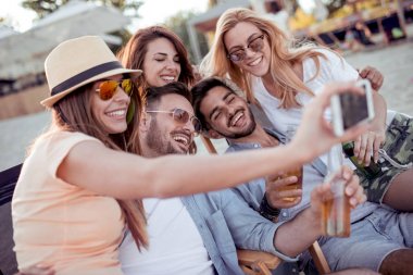 Selfie smartphone ile kumsalda alarak arkadaş grubu