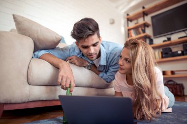 İki laptop kendi oturma odasında film izlerken. Aşk, teknoloji, internet ve insan kavramı.