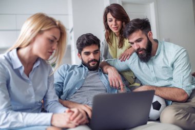 Arkadaşlar laptop evde maç izlerken.