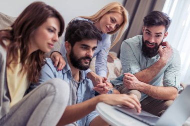 Evde eğlenmek, dizüstü kullanmasına ve birlikte arkadaşları.