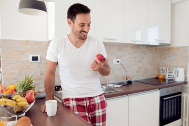 Güne kahve ve kahvaltıyla hazırlanıyorum..