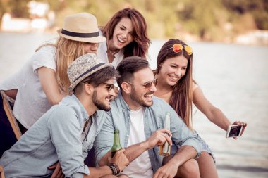 Selfie smartphone ile kumsalda alarak arkadaş grubu