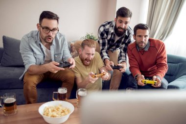 İskambil video spor, onlar oturma odasında ve birlikte oynayan arkadaş grubu.