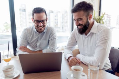 Portre iki laptop modern ofis iş tartışma sahip adam.