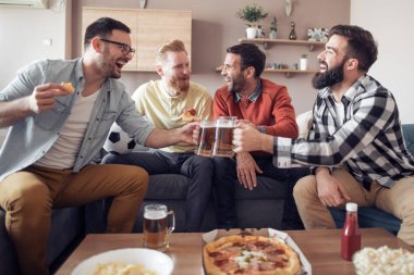 Pizza yemek ve having fun evde birlikte arkadaşlar.