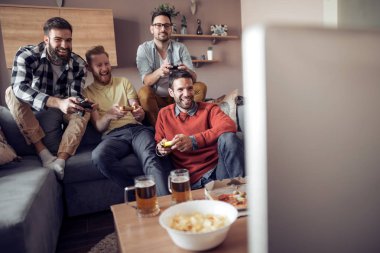 Video oyunları oynamak ve birlikte eğlenmek arkadaş grubu.