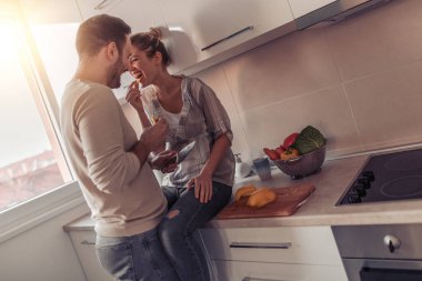 Çift Öğle Yemeği birlikte onların mutfakta hazırlanıyor. İnsanlar, aşk, eğlence, mutluluk, yiyecek ve içecek konsepti.