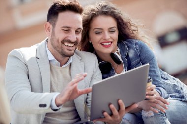 Güzel Romantik Çift geri kalan şehirde yaşıyor.