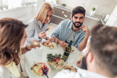 Evde yemek, birlikte zevk arkadaş. İnsanlar, eğlence, mutluluk, yiyecek ve içecek konsepti.