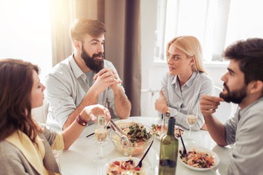 Evde yemek, birlikte zevk arkadaş. İnsanlar, eğlence, mutluluk, yiyecek ve içecek konsepti.