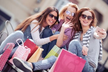 Selfie birlikte eğleniyor alışveriş sonra yapma arkadaşlar.