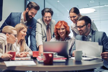 Grup fikirleri tartışmak ve iş birlikte ofis planlama iş adamları.