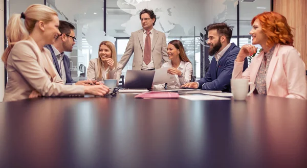 Grupo Empresarios Que Discuten Ideas Planifican Trabajo Conjunto Oficina —  Fotos de Stock