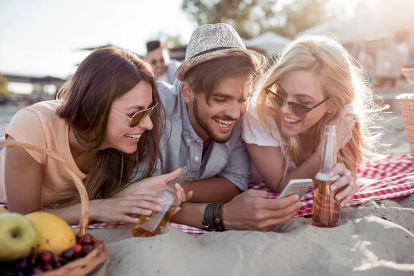 Grupp av vänner att ta självporträtt — Stockfoto