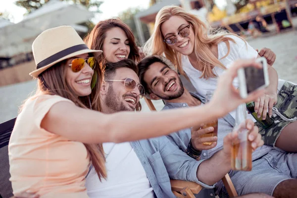 Grupa Przyjaciół Biorąc Selfie Smartfonu Plaży — Zdjęcie stockowe