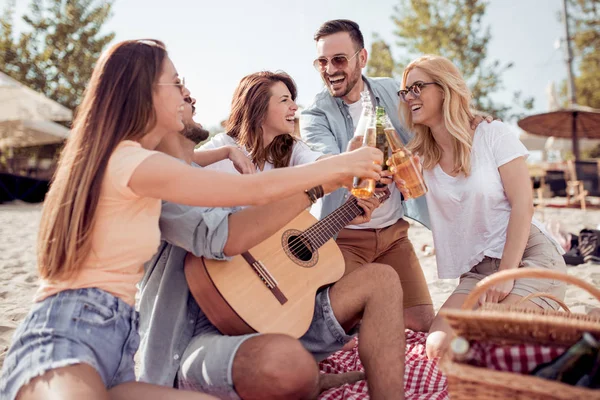 Friends having fun at the beach on a sunny day — Stock Photo, Image