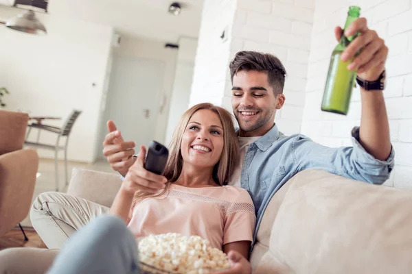 Pareja Joven Relajándose Apartamento Tumbada Sofá Viendo Una Película Comiendo — Foto de Stock