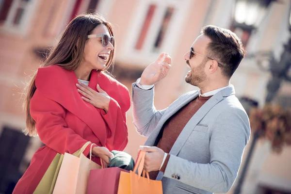 消费主义和人的概念 快乐的情侣在城市街道上寻找购物袋 — 图库照片