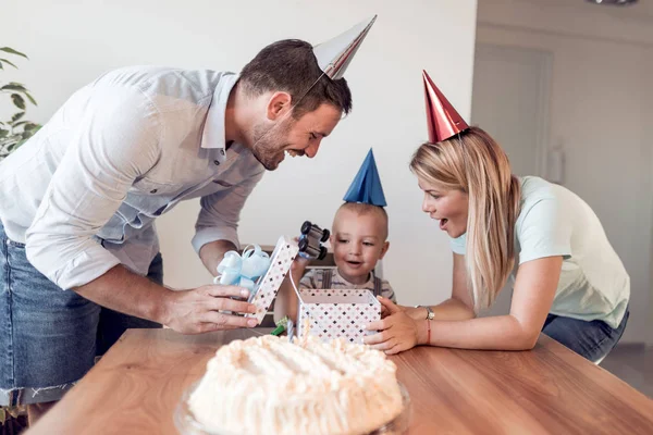 Pessoas Família Feriados Conceito Feliz Família Com Presente Aniversário Casa — Fotografia de Stock