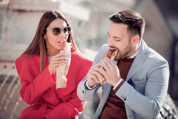 Pareja Comiendo Sándwich Hablando Aire Libre Divirtiéndose Juntos — Foto de Stock