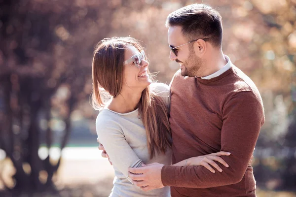 Liebespaar Genießt Glücksmomente Park Liebe Und Zärtlichkeit Dating Romantik Und — Stockfoto