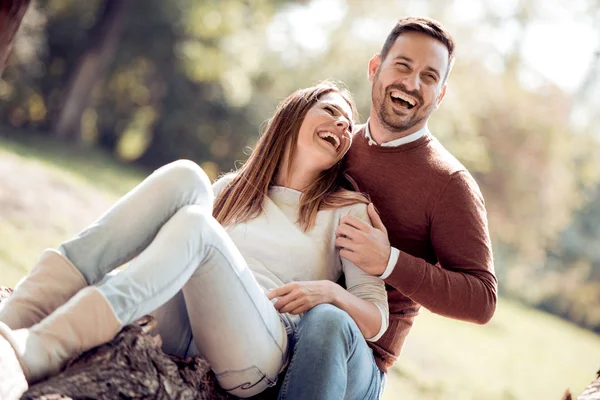 Pareja Cariñosa Disfrutando Momentos Felicidad Parque — Foto de Stock