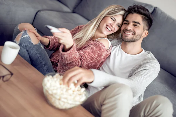 Pareja Joven Relajándose Apartamento Sentada Sofá Viendo Una Película Comiendo — Foto de Stock