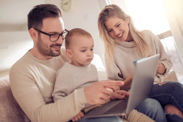 Felice Giovane Famiglia Guardando Cartone Animato Sul Computer Portatile Insieme — Foto Stock