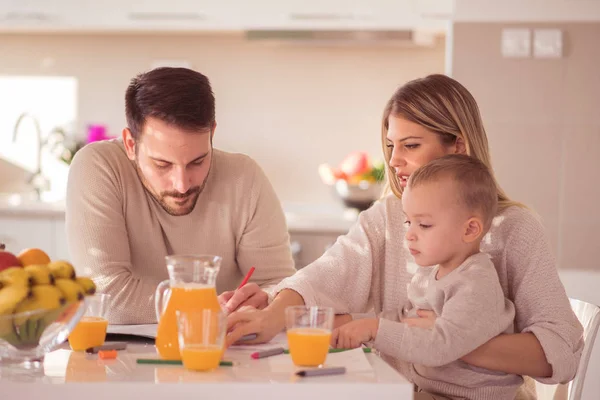 Ευτυχισμένη Οικογένεια Κάνοντας Πορτοκαλί Χυμό Στην Κουζίνα Τους Έννοιας Οικογένεια — Φωτογραφία Αρχείου