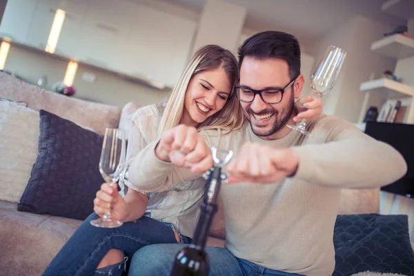 Feliz Joven Pareja Teniendo Momentos Románticos Casa — Foto de Stock