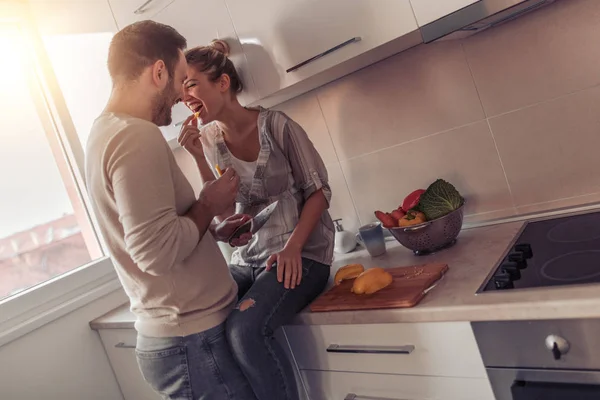 Paar Voorbereiding Lunch Samen Hun Keuken Mensen Liefde Plezier Geluk — Stockfoto
