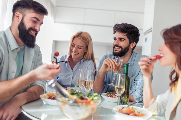 Vrienden Thuis Lunch Samen Genieten Mensen Plezier Geluk Eten Drinken — Stockfoto