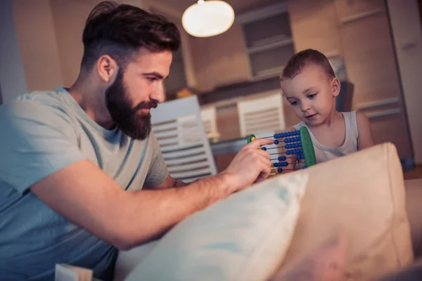 Baba Oğul Evde Abacus Ile Oynamak — Stok fotoğraf