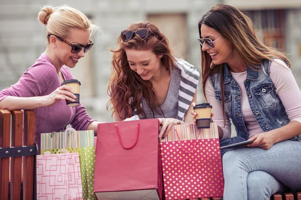 Tres Hermosas Chicas Con Bolsas Compras Ciudad Gente Venta Compras —  Fotos de Stock