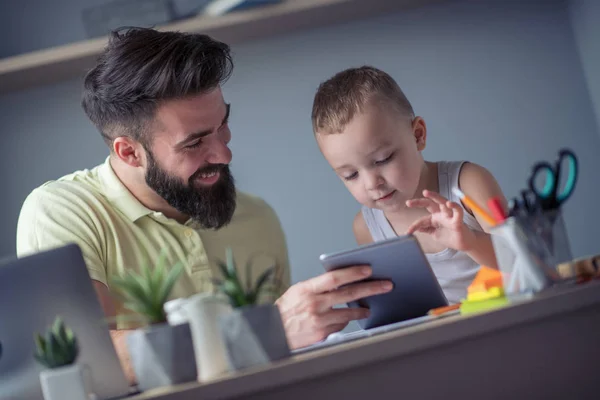 Joven Padre Con Pequeño Hijo Trabajando Desde Oficina Casa — Foto de Stock