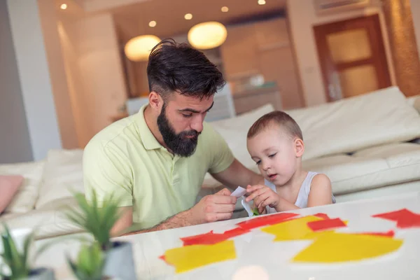 Baba Oğul Evde Oynarken Birlikte Zevk — Stok fotoğraf