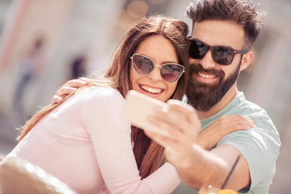 Pareja Pasando Buen Rato Cafetería Tomando Selfie People Amor Diversión — Foto de Stock