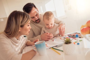 Aile çizim evlerinde birlikte gülümseyen.