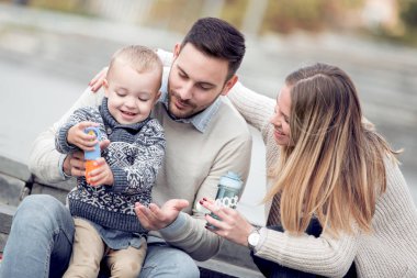 Anne ve çocuk mutlu bak ve gülümse. Mutluluk ve uyum içinde aile hayatı.