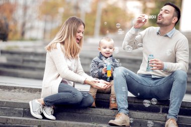 Anne ve çocuk mutlu bak ve gülümse. Mutluluk ve uyum içinde aile hayatı.